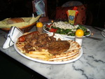 Večeře - Řecký salát, mix gril s hranolkami a pitou, zbytek předkrmu - vše za cenu 11€